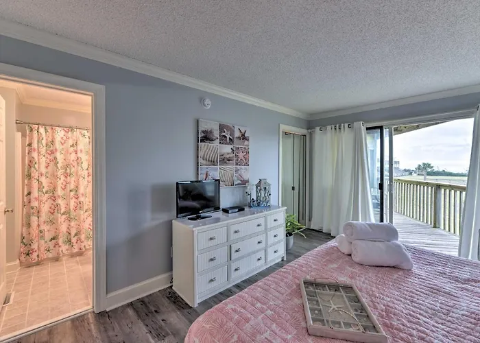 Bright Emerald Isle Condo W/ Private Beach Access!